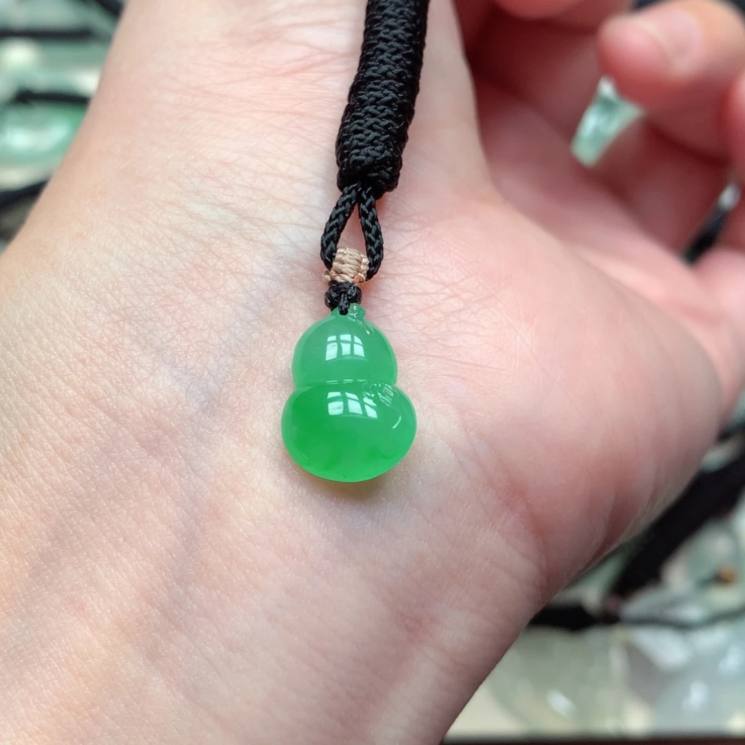 翡翠18K金镶嵌颈饰葫芦