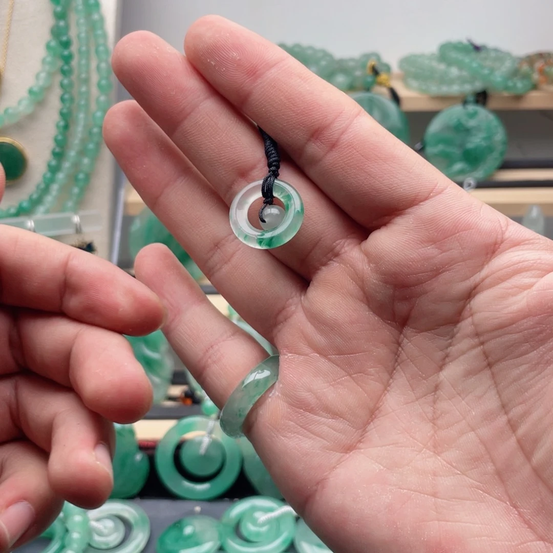 石英质玉未镶嵌颈饰