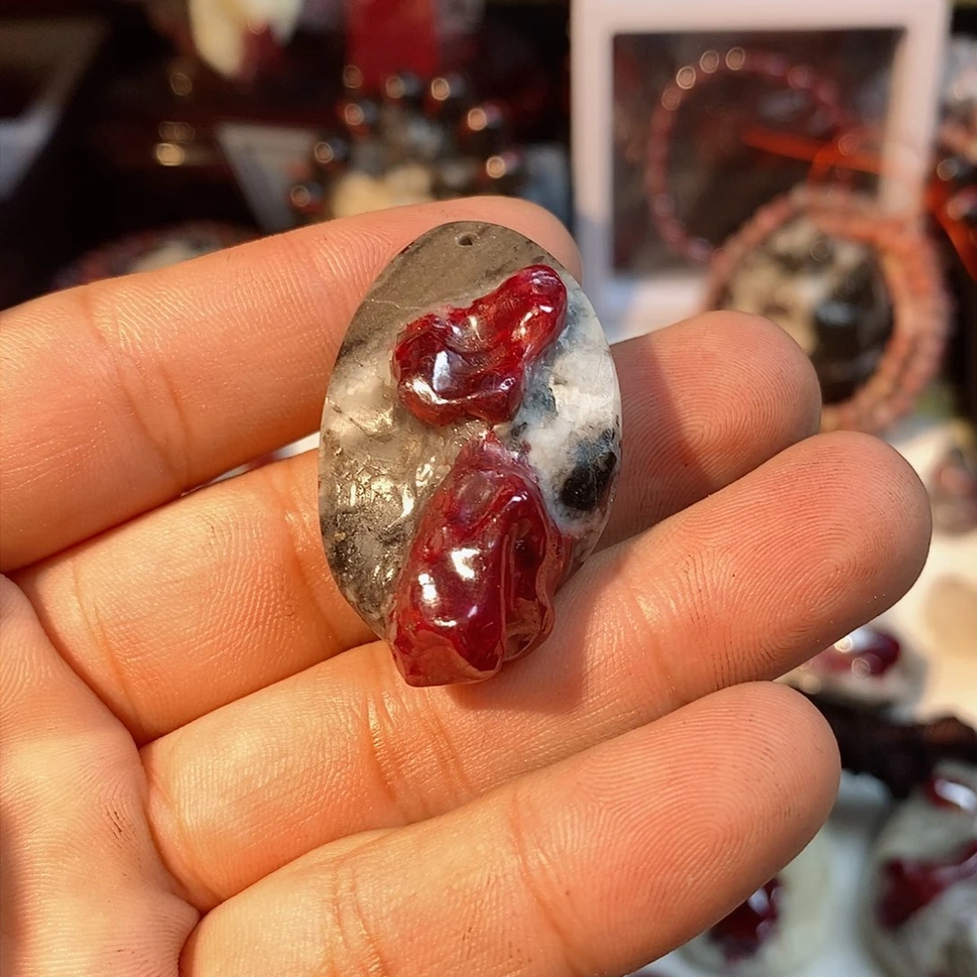 天然辰砂原石晶体吊坠