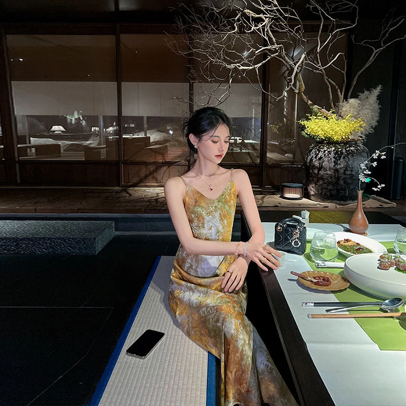 高级感醋酸吊带连衣裙女2025夏季新款时尚流行气质缎面印花长裙子