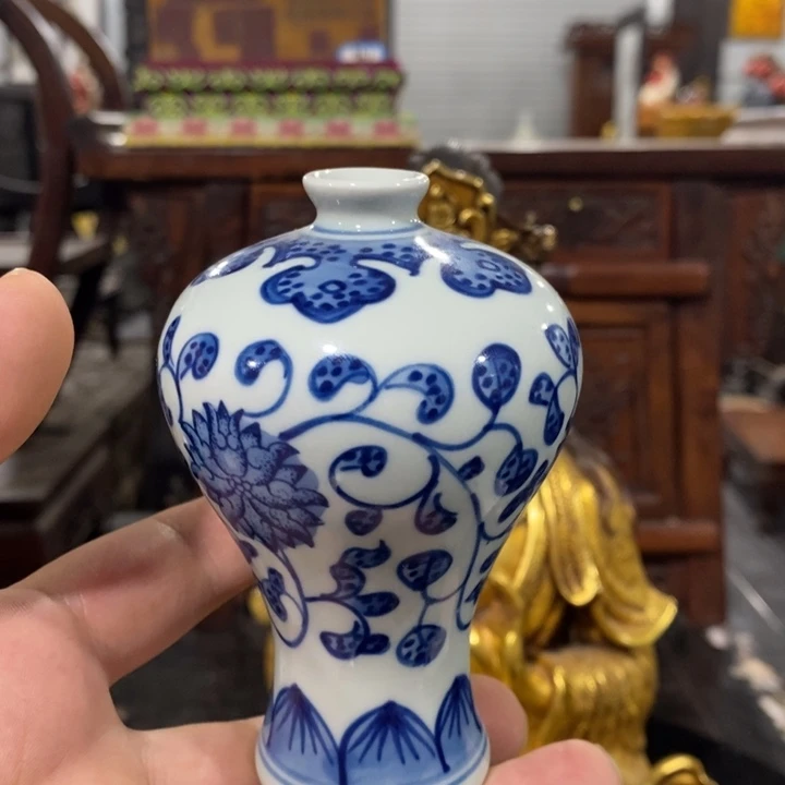 瓷片小口丰肩大长腿青花梅瓶