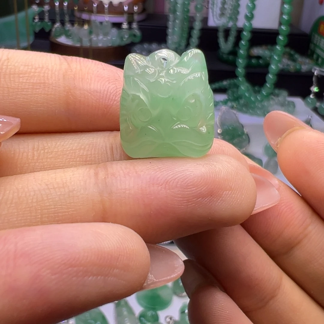石英质玉（非洲翠）未镶嵌颈饰