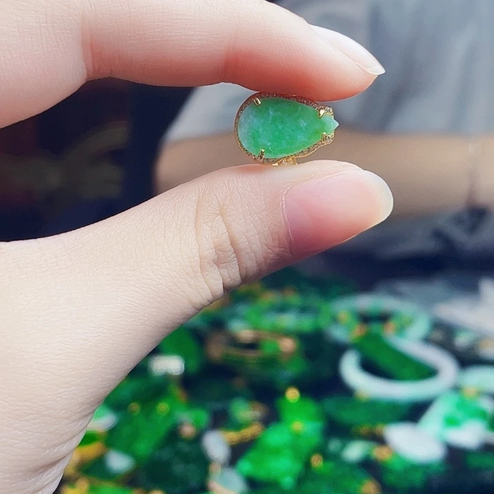 颈饰未镶嵌翡翠多样性