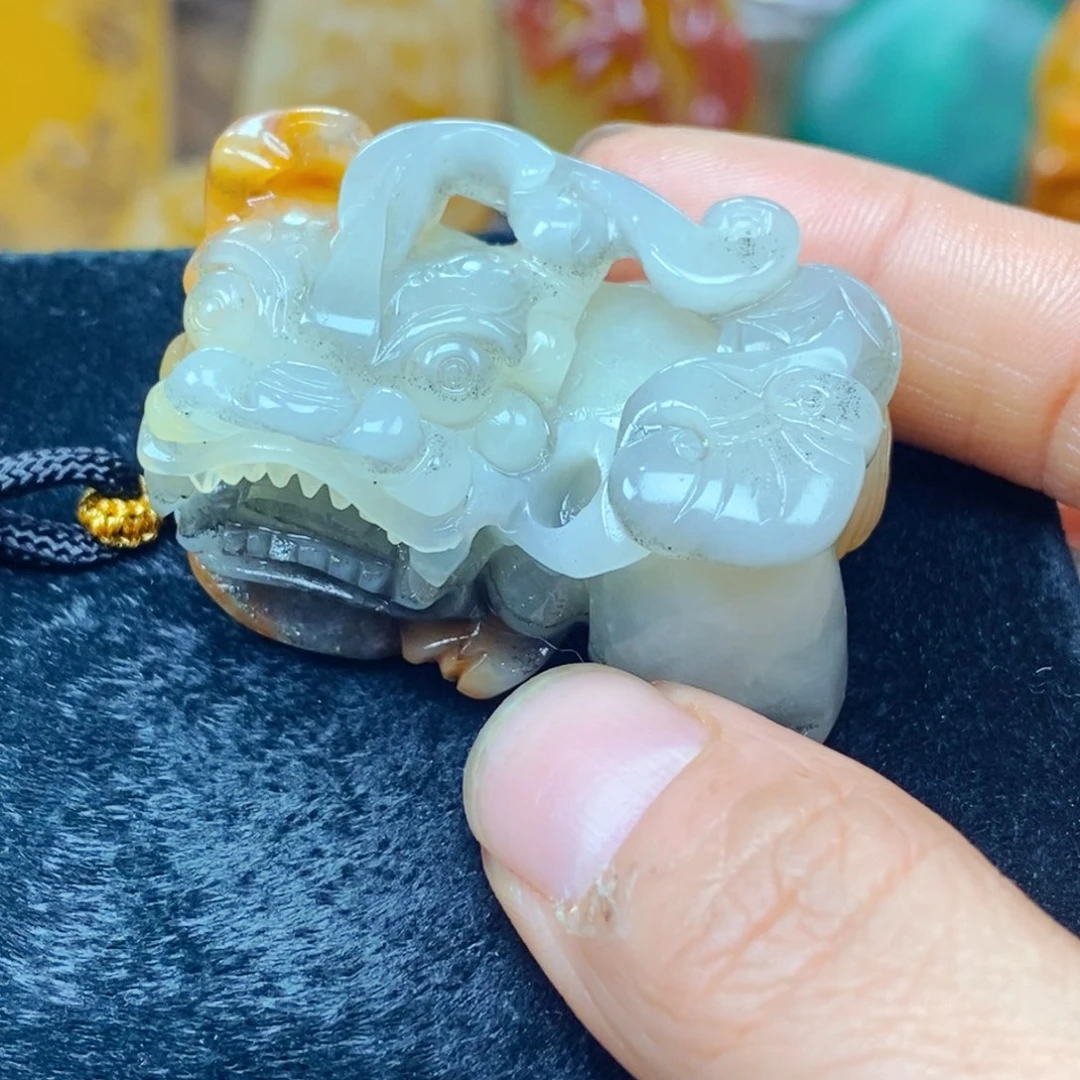 未镶嵌石英质玉（黄龙玉）颈饰