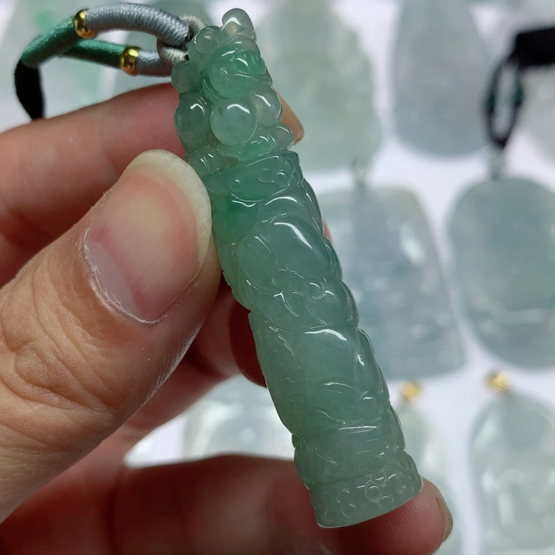 翡翠未镶嵌颈饰龙柱