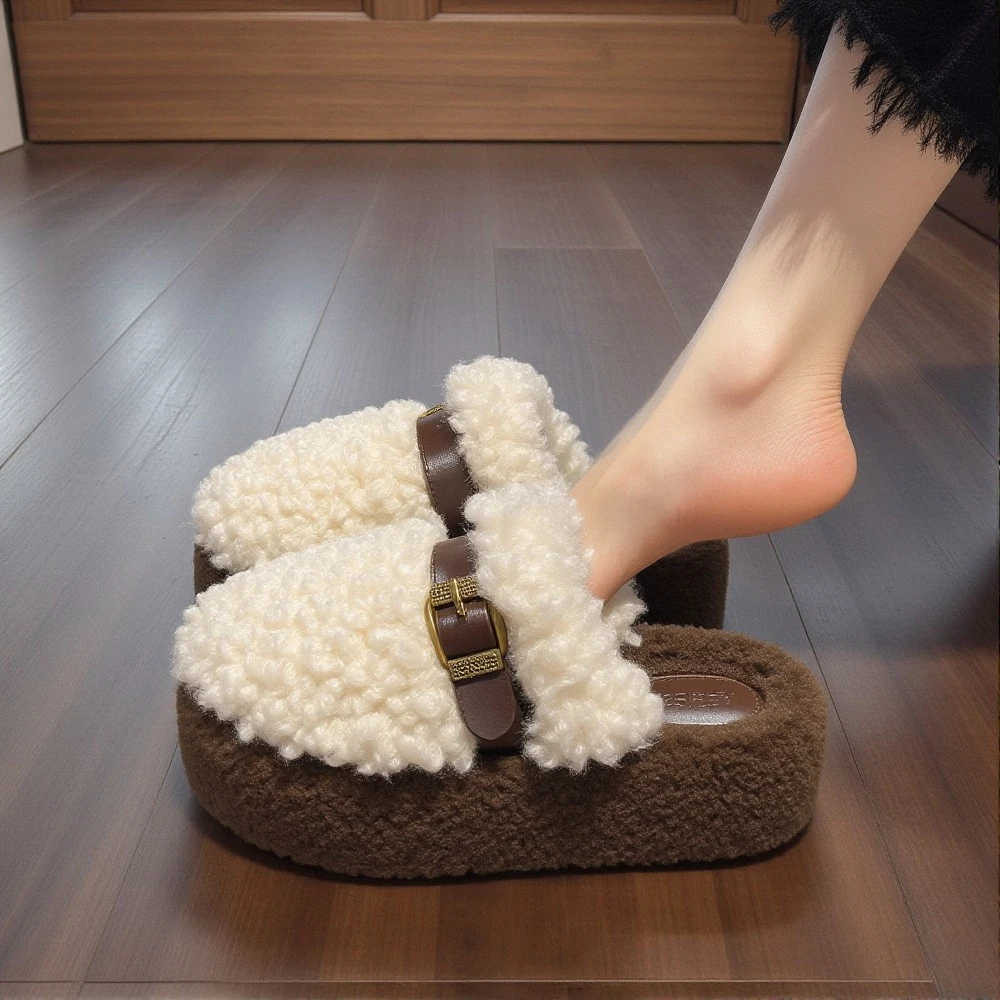 羊羔绒毛毛拖鞋女外穿2025年新款厚底白色皮带扣加绒增高包头棉拖