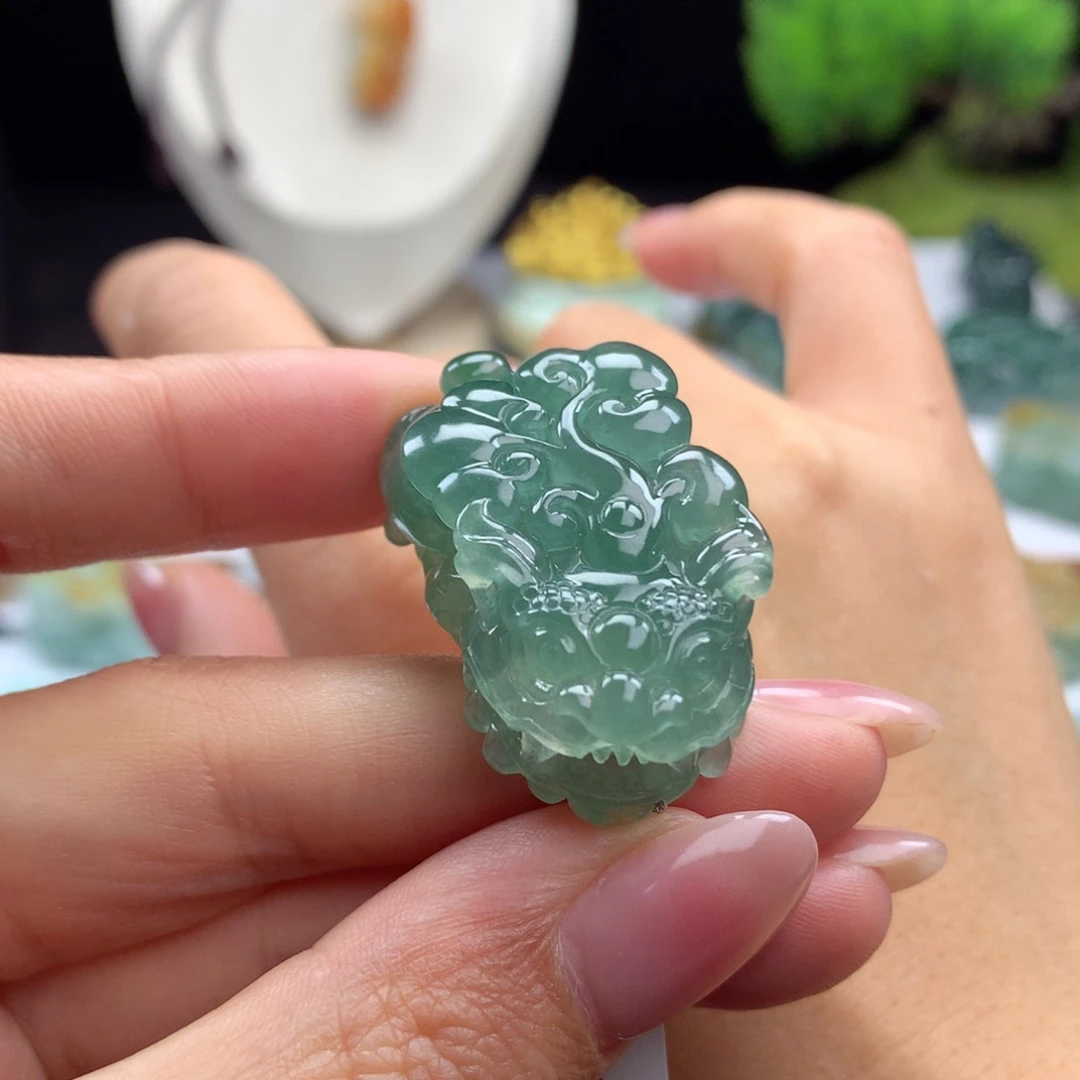 翡翠未镶嵌颈饰A2 高冰湖水绿含珠翡翠貔貅
