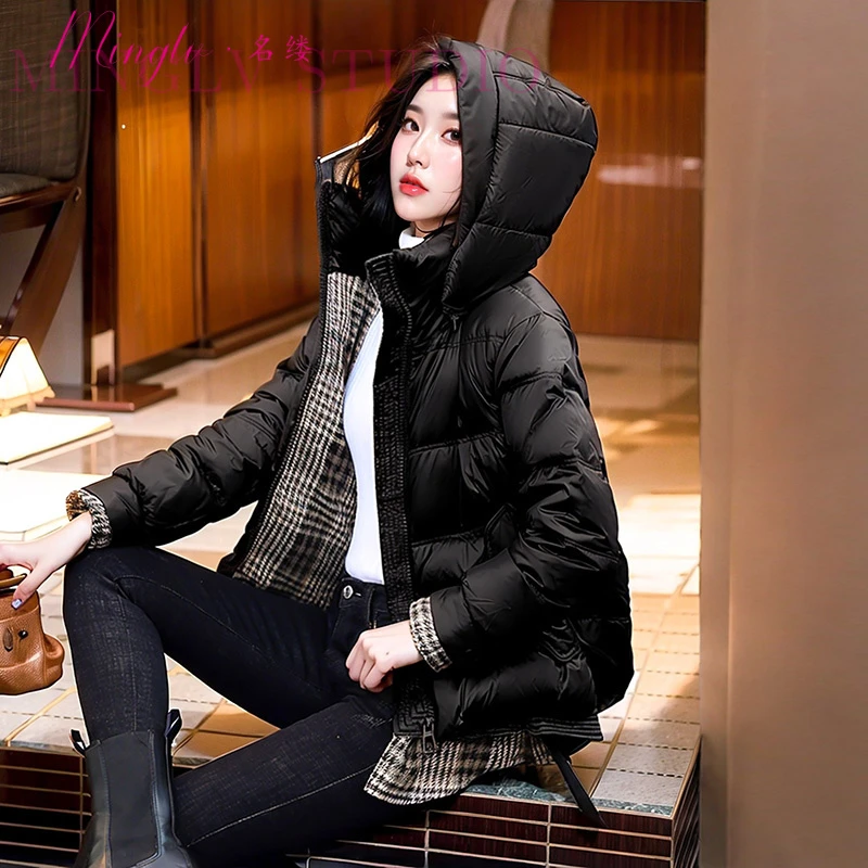 格子拼接连帽短款通勤保暖黑色羽绒服2025年冬季休闲高品质外套女