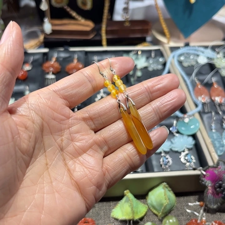 蛇纹石玉未镶嵌耳饰