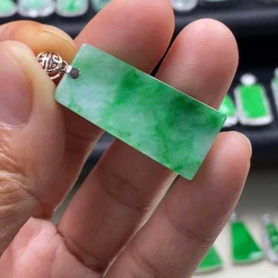 翡翠18K金镶嵌颈饰吊坠