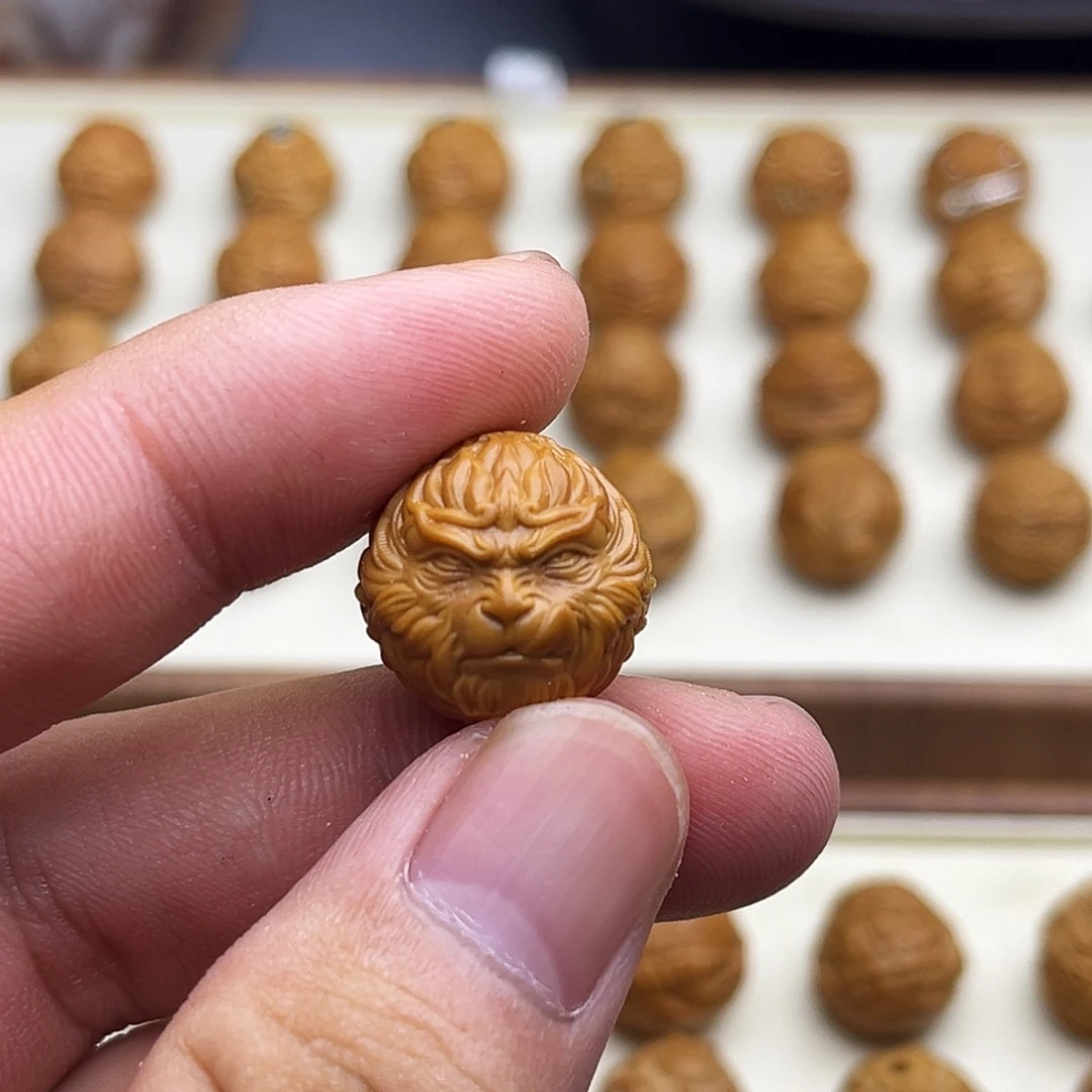猴头核桃吊坠吐舌大圣18