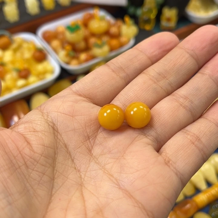 琥珀未镶嵌裸石卡11加老蜡圆珠一对 微微瑕漏