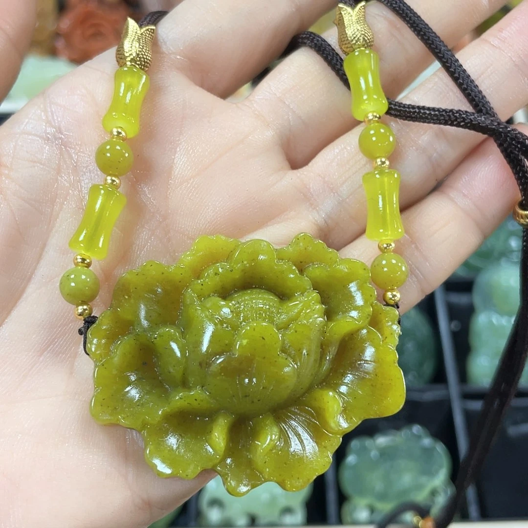 蛇纹石玉颈饰合金