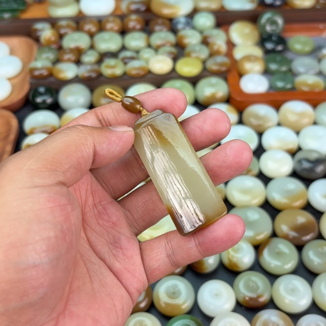 路***生和田玉（糖玉）未镶嵌颈饰