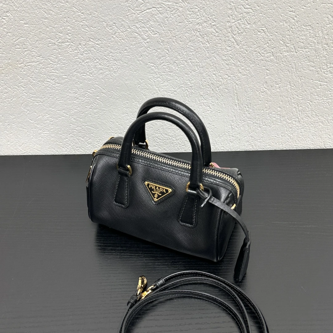 95新 Prada/普拉达 黑金十字纹波士顿单肩斜挎包 118733