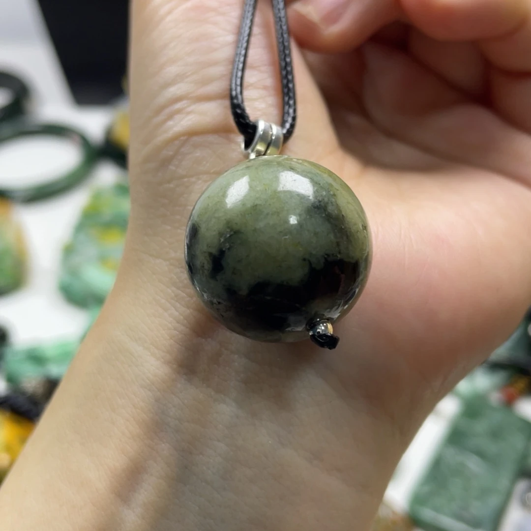 翡翠未镶嵌颈饰牌子