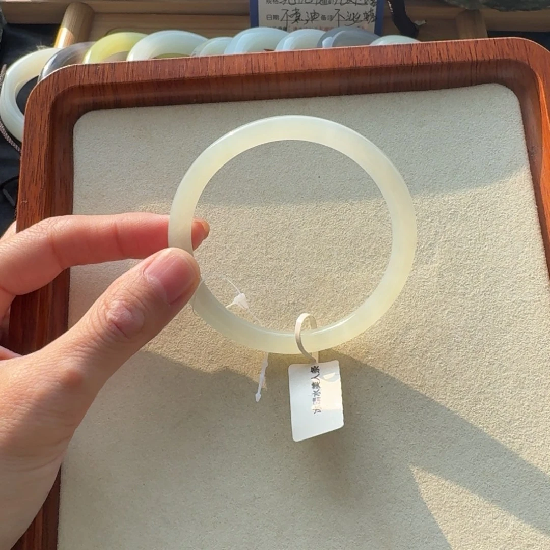 和田玉未镶嵌手镯