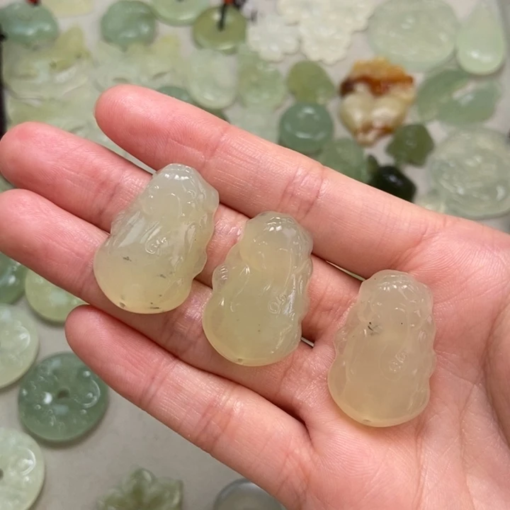 蛇纹石玉未镶嵌颈饰