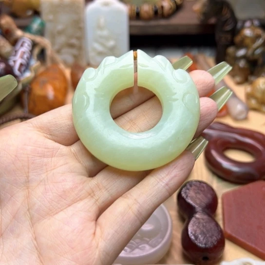 蛇纹石玉未镶嵌颈饰