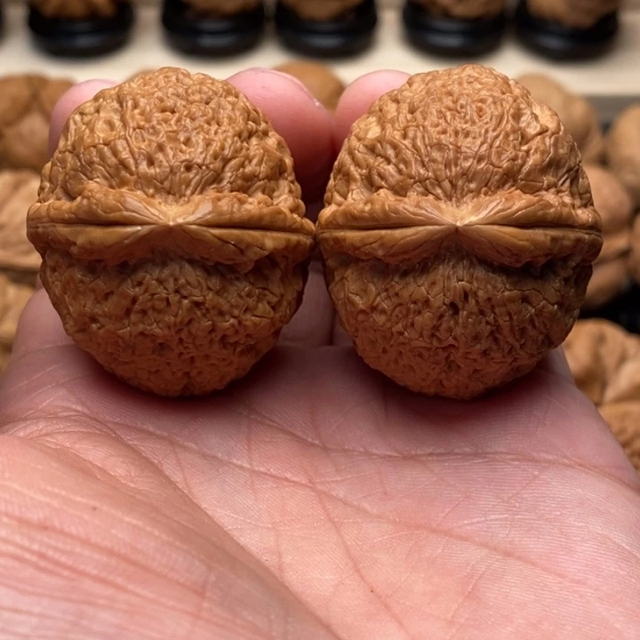 亮***哥文玩核桃把件…………………………