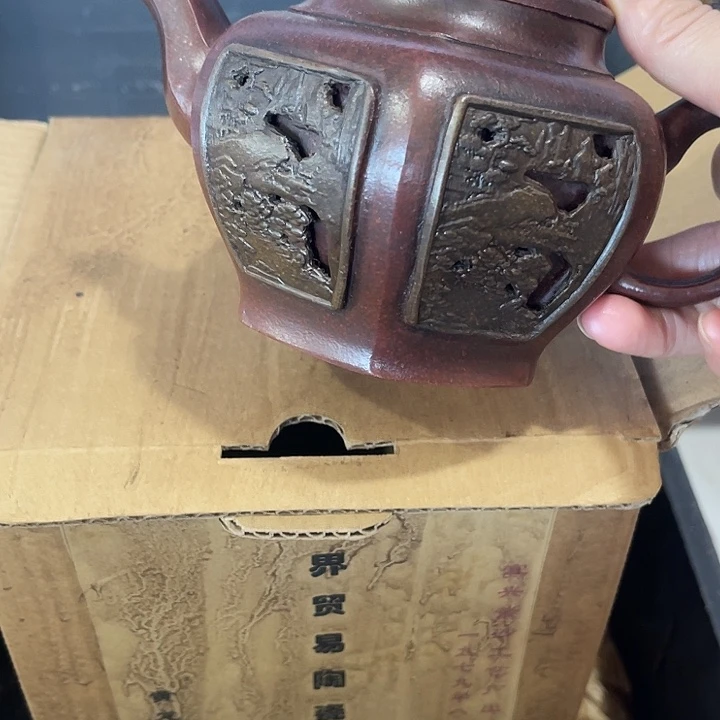 茶壶紫泥原矿泥料手工制作的一把紫砂壶。
