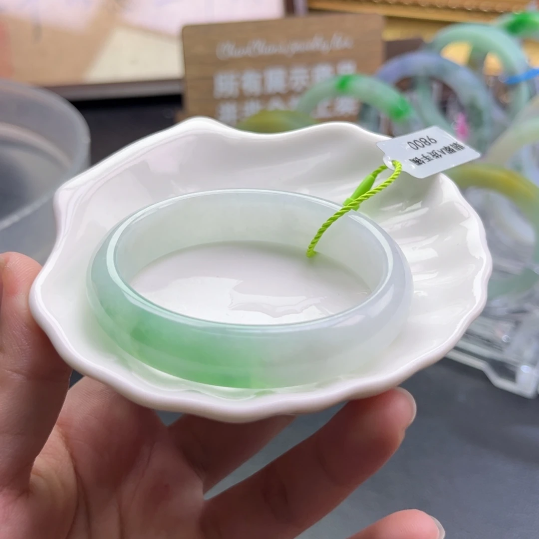 定制翡翠未镶嵌白底青贵妃52-53贵妃