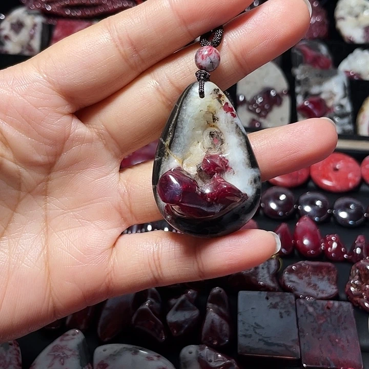 天然辰砂原石晶体吊坠