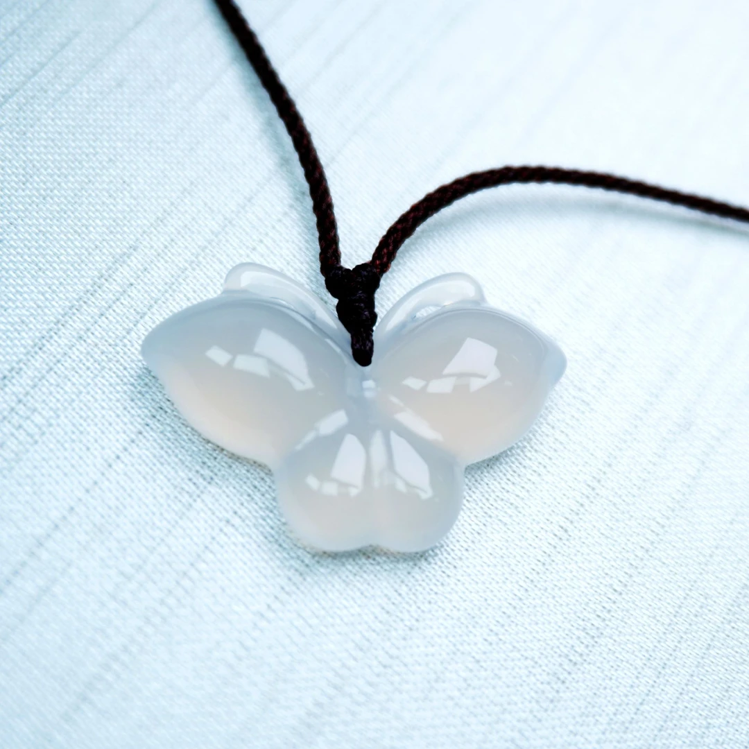 天然白冰玛瑙玉髓冰透精致女款蝴蝶吊坠【多样性发货一件】