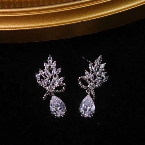 合金耳饰 2338新娘耳环气质简约白色百搭精致耳饰满钻奢华轻奢