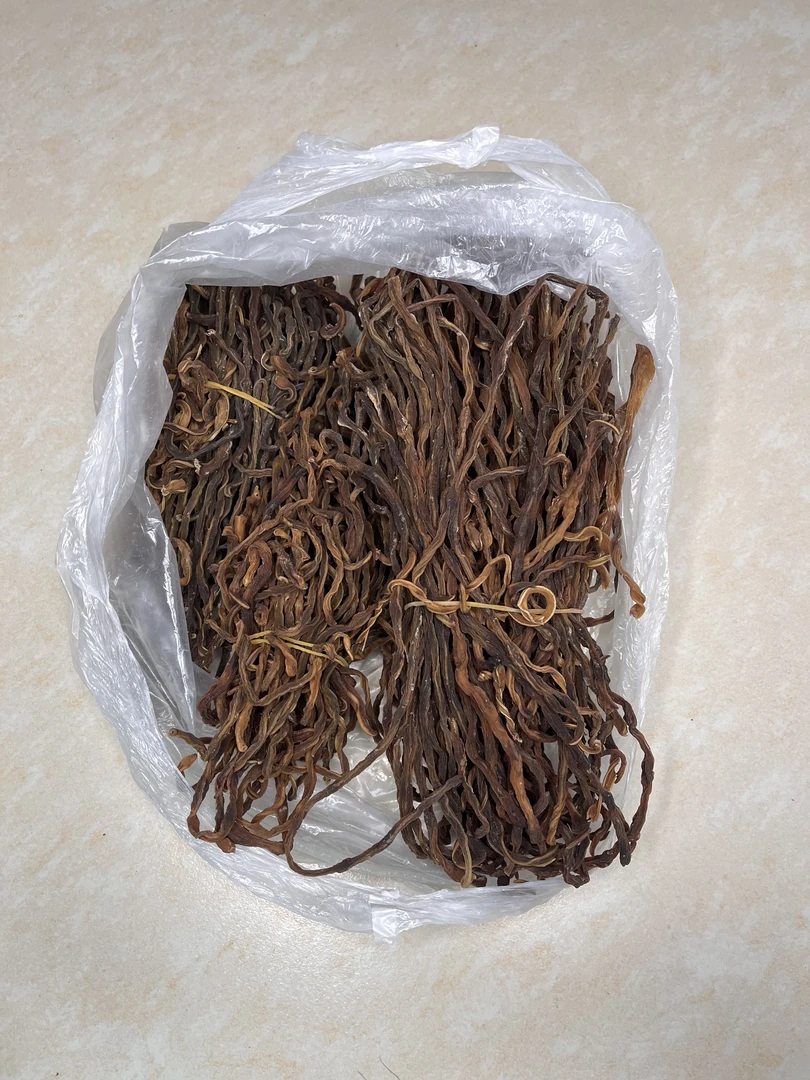 农户自家晾晒的干豇豆