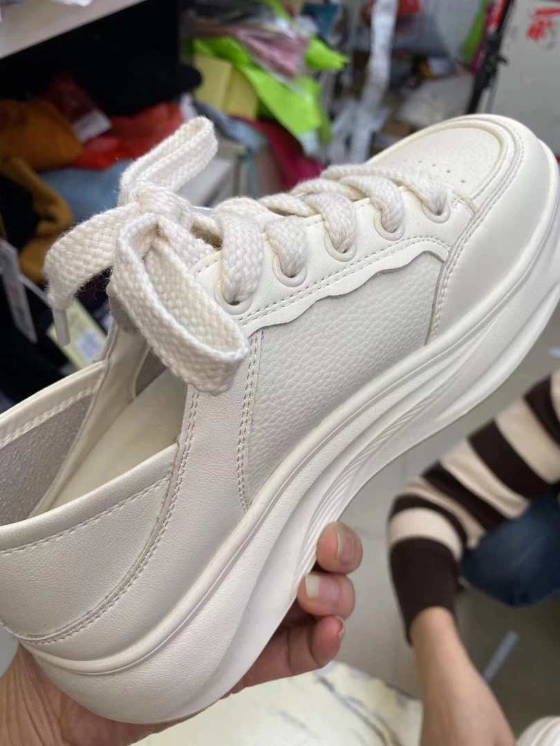 《霞姐服饰》新款真皮小白鞋女厚底百搭舒适休闲增高鞋女货号：28723