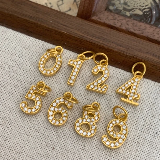 足金999 黄金5G工艺 数字莫桑吊坠