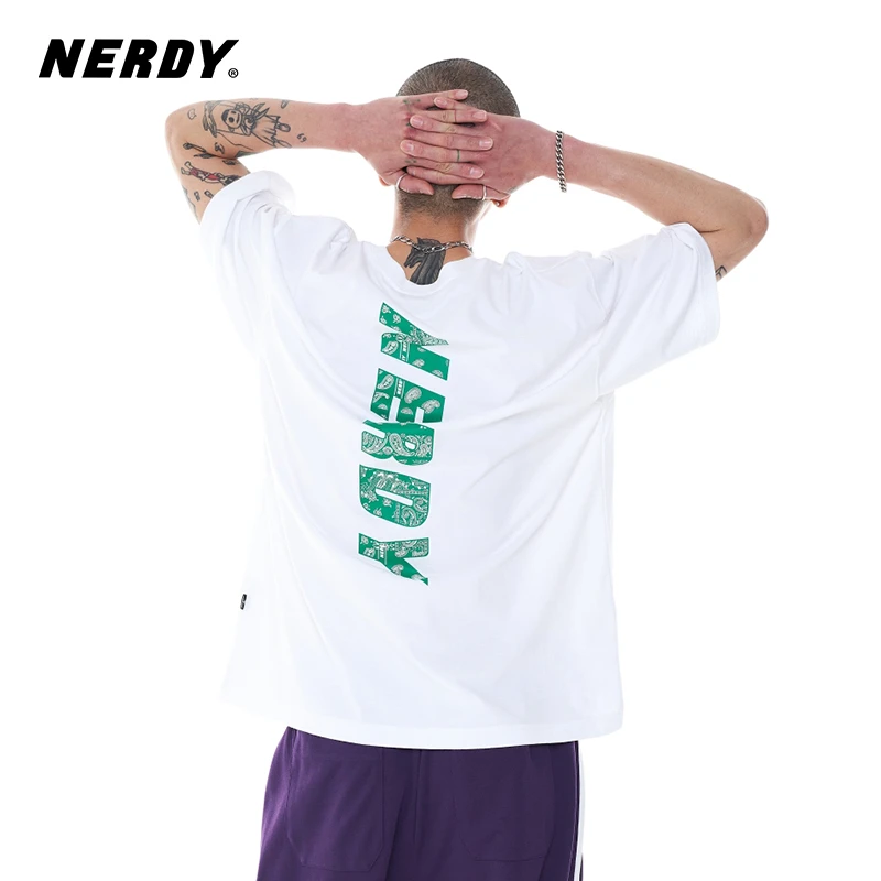 NERDY2024春夏新品佩斯利涡旋纹图案 LOGO短袖T恤情侣同款女上衣