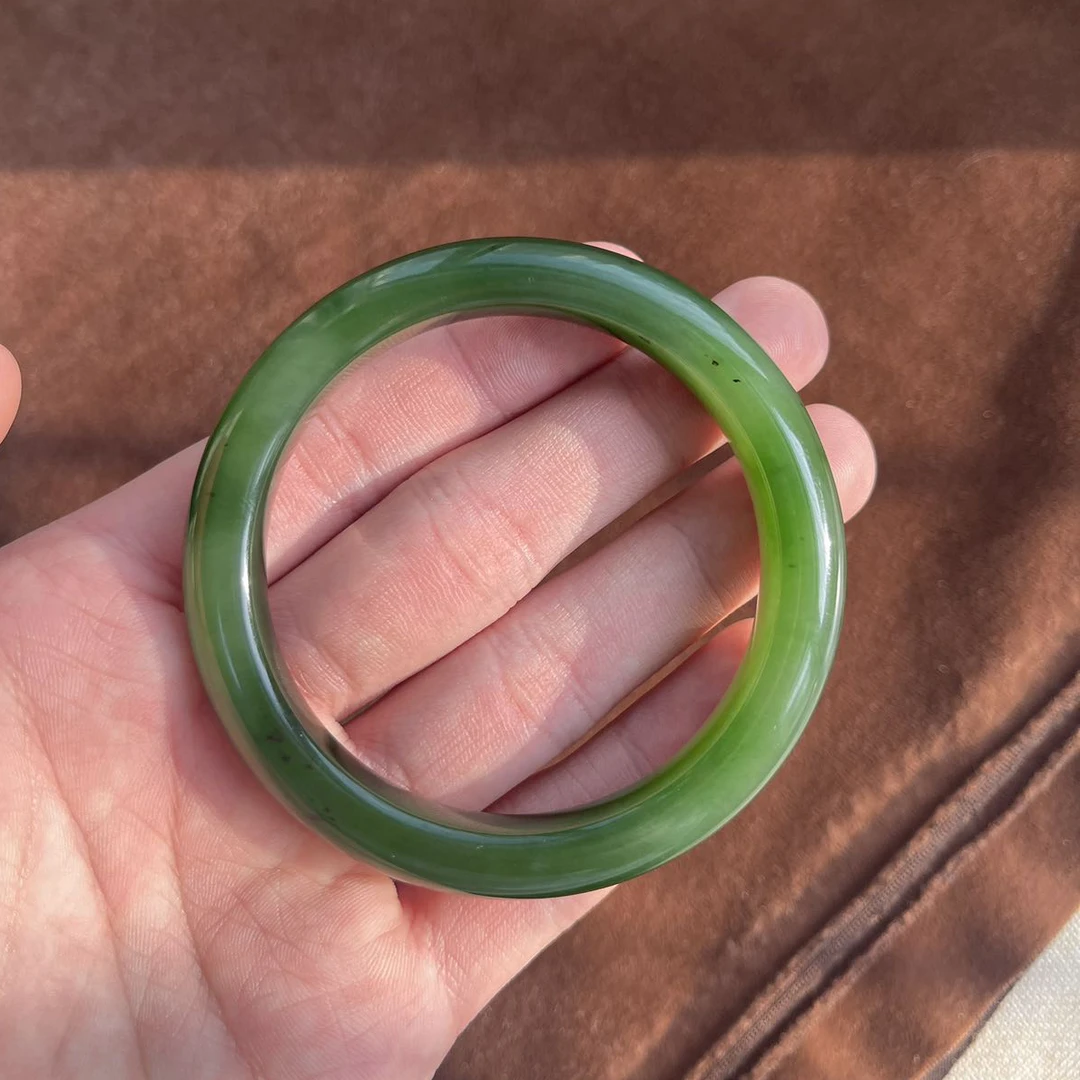 天然和田玉碧玉绿色俄料有黑点菠菜绿正装经典手镯子女款时尚送礼