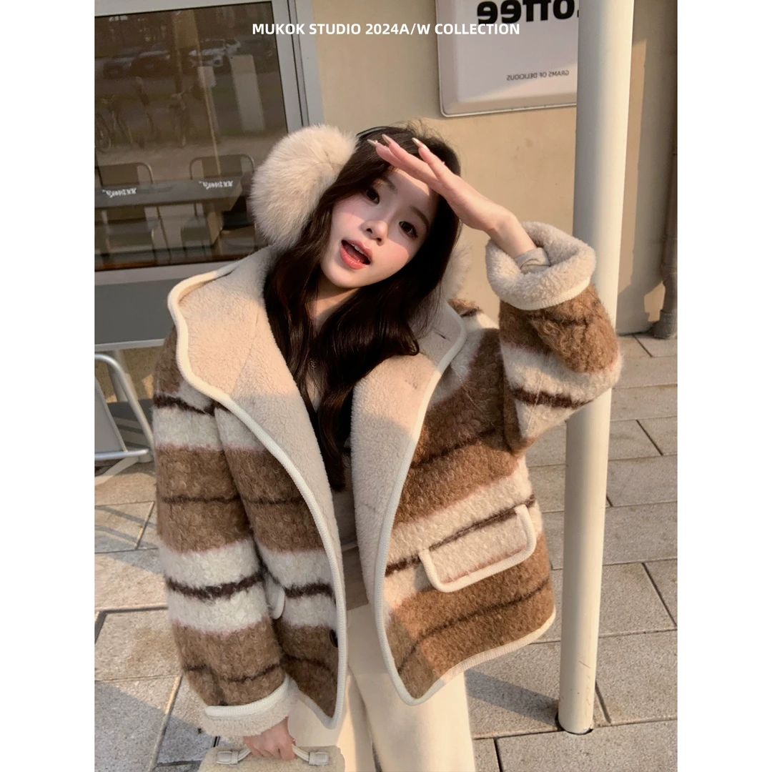 MUKOK 冬日恋岛~减龄软糯棕条纹连帽上衣