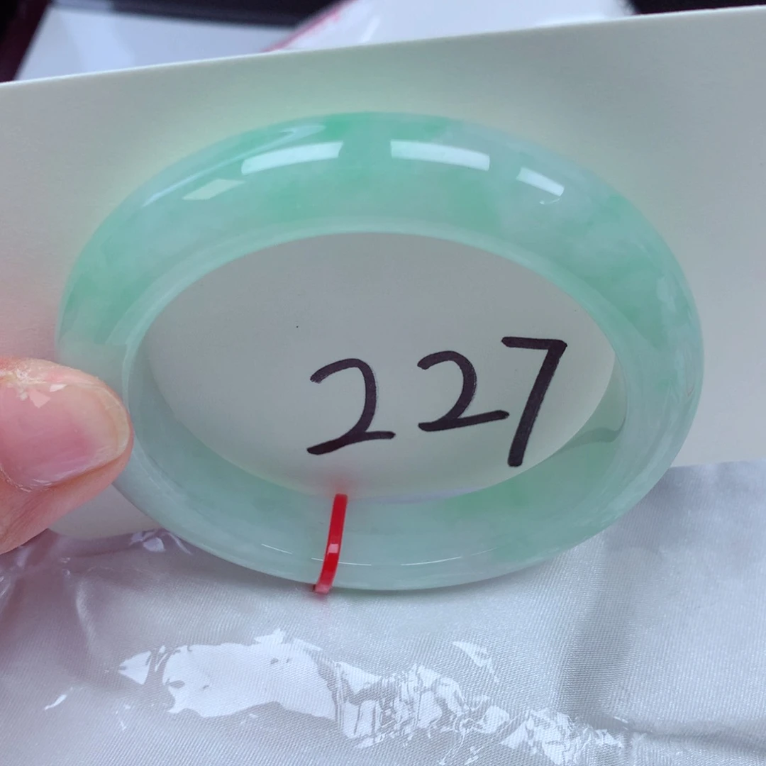 翡翠手镯未镶嵌翡翠