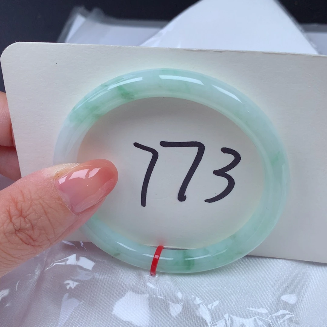 翡翠手镯未镶嵌翡翠