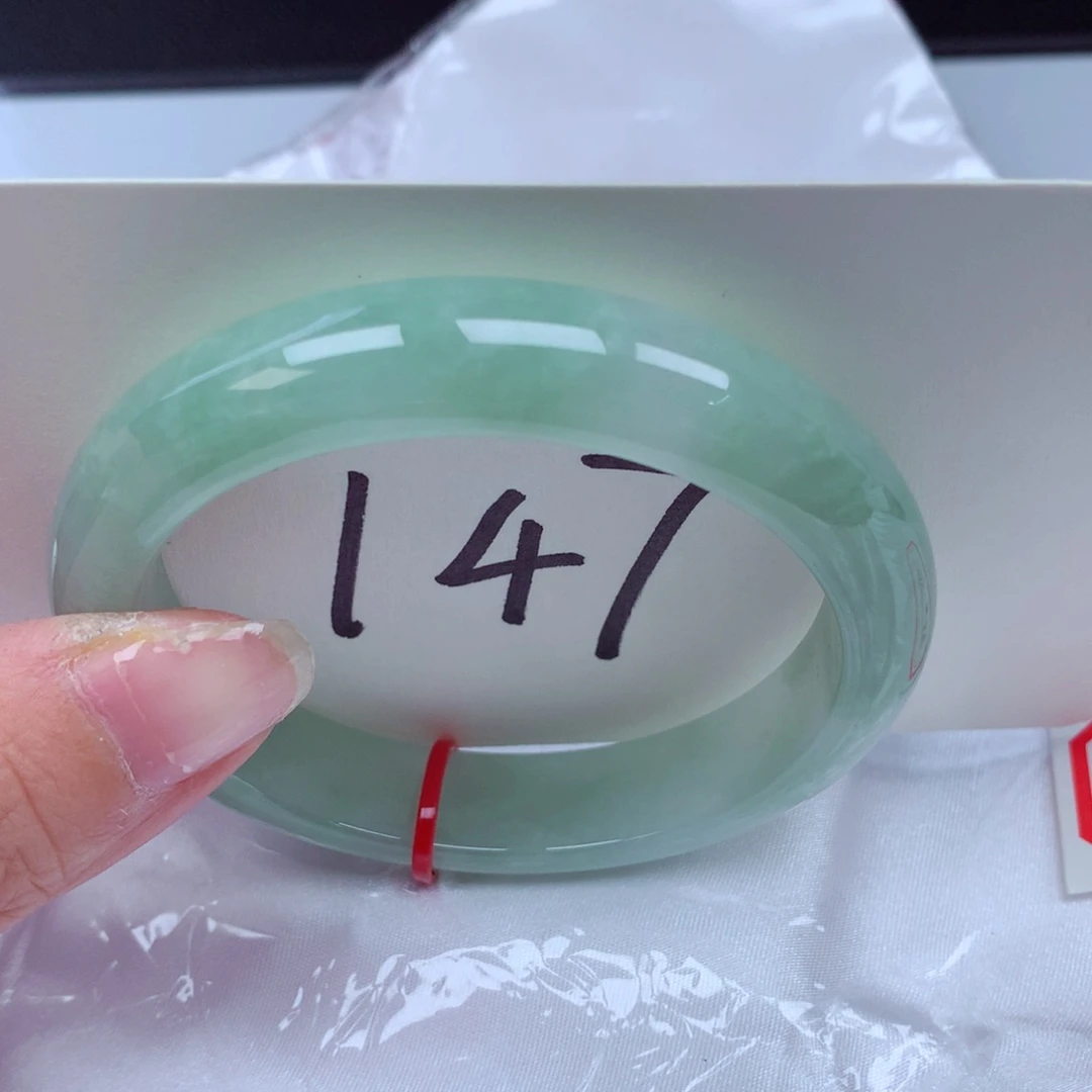 翡翠手镯未镶嵌翡翠