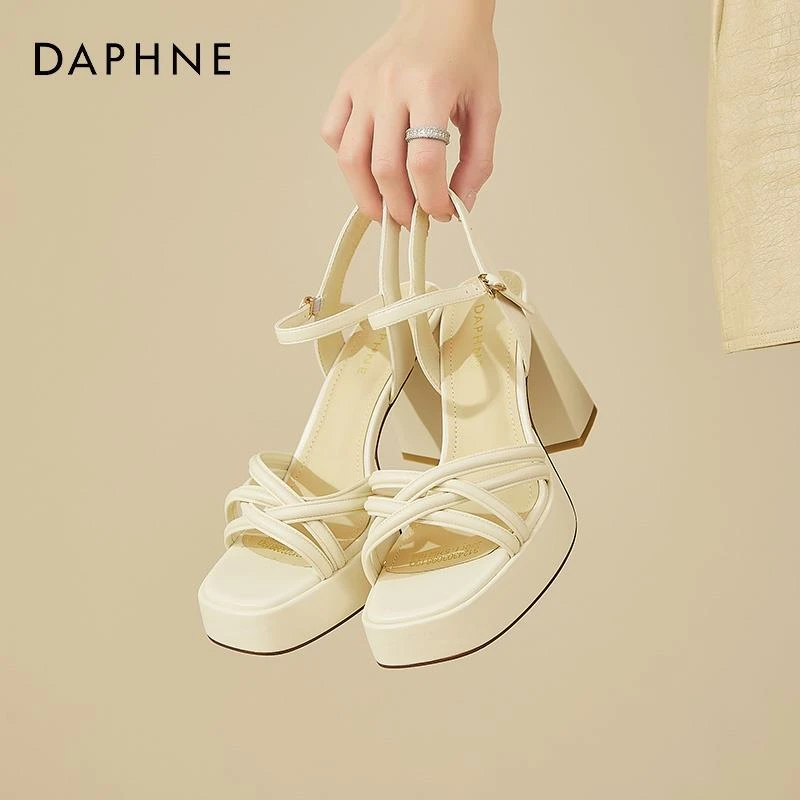 达芙妮粗跟凉鞋女2025夏季新款一字带时装厚底高跟鞋防水台配裙子