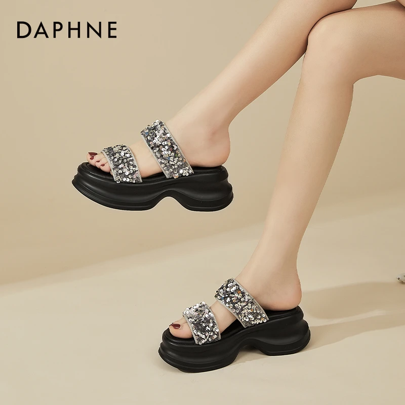 达芙妮拖鞋女2025夏季新款外穿松糕厚底增高亮片一字带休闲凉拖鞋