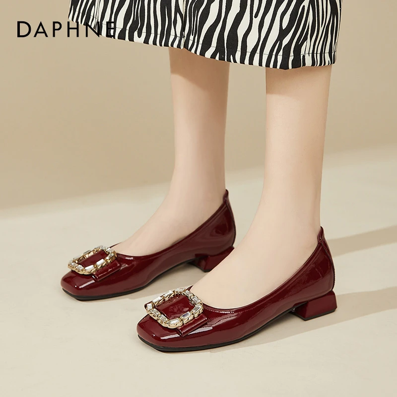 达芙妮漆皮单鞋女2025秋季新款浅口粗跟一脚蹬百搭红色婚宴小皮鞋
