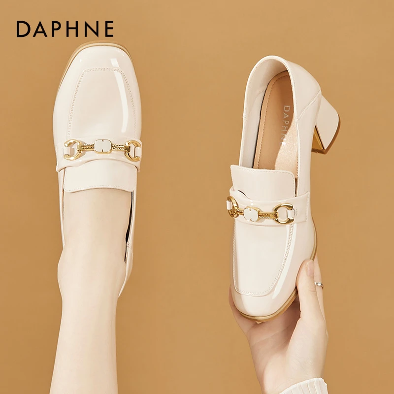 达芙妮白色乐福鞋女粗跟秋季2025新款漆皮单鞋高跟鞋英伦风小皮鞋