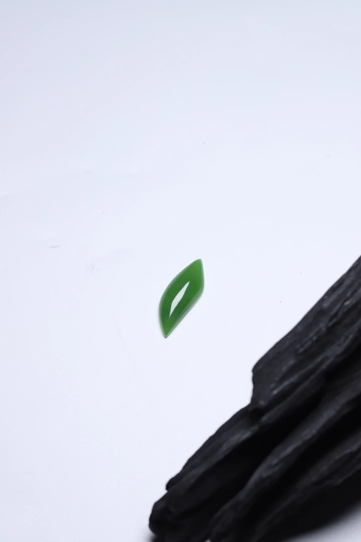 和田碧玉苹果绿随型镶嵌戒面