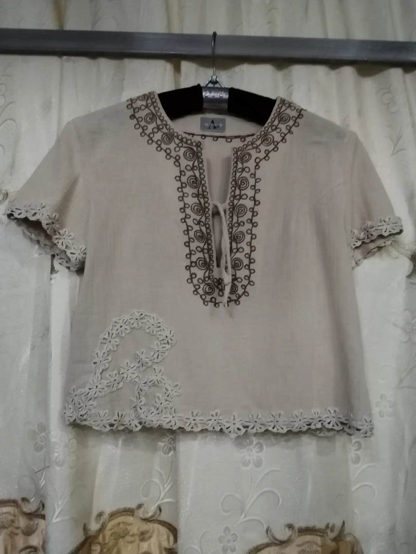 集手钩绣花于一体的半袖套头衫，降价出售。