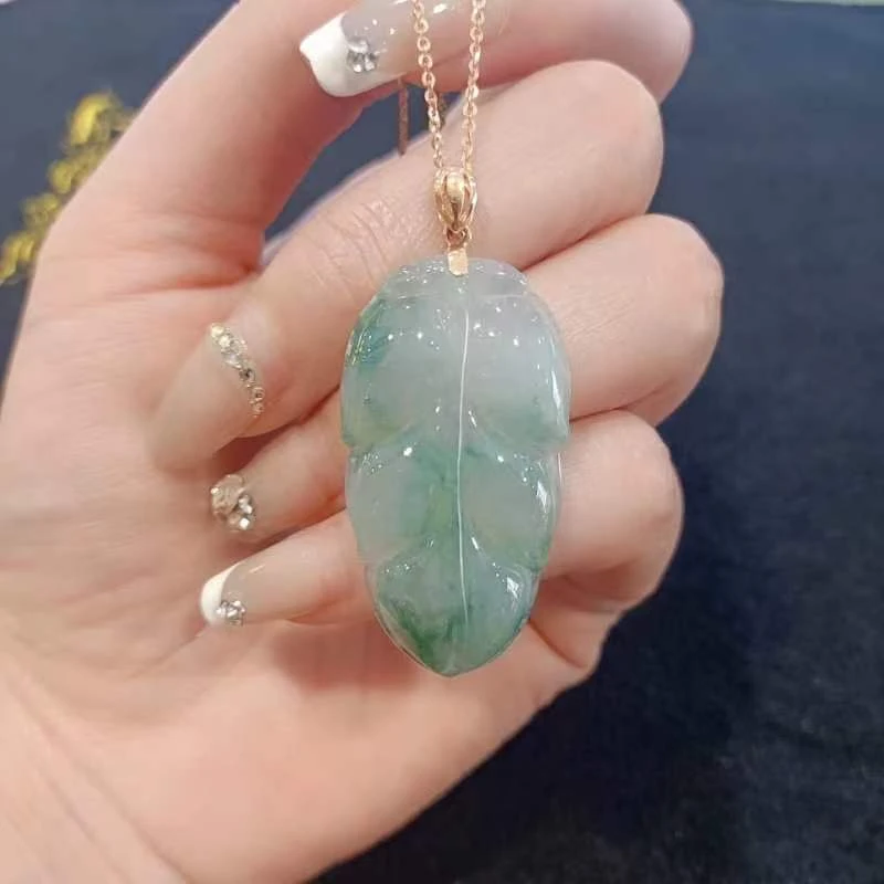 天然翡翠A货挂件，冰透，水润，飘花