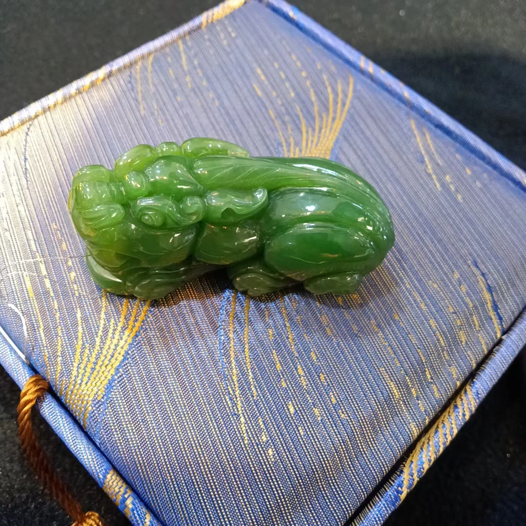 天然和田碧玉貔貅挂件，阳绿色，无黑点