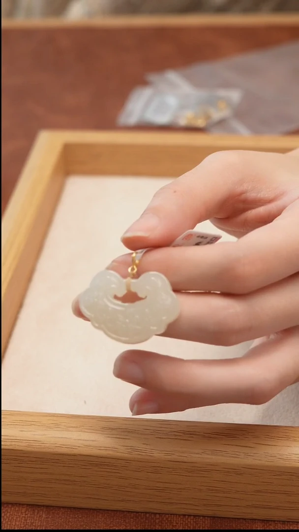【闪购商品】和田玉吊坠(赠链)未镶嵌小俄白锁吊坠
