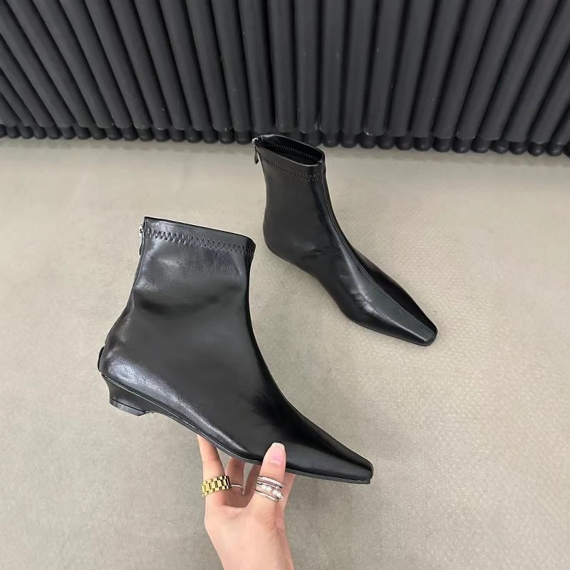 街搭时装靴女平底2024秋冬新款英伦风低跟尖头短靴裸靴子女