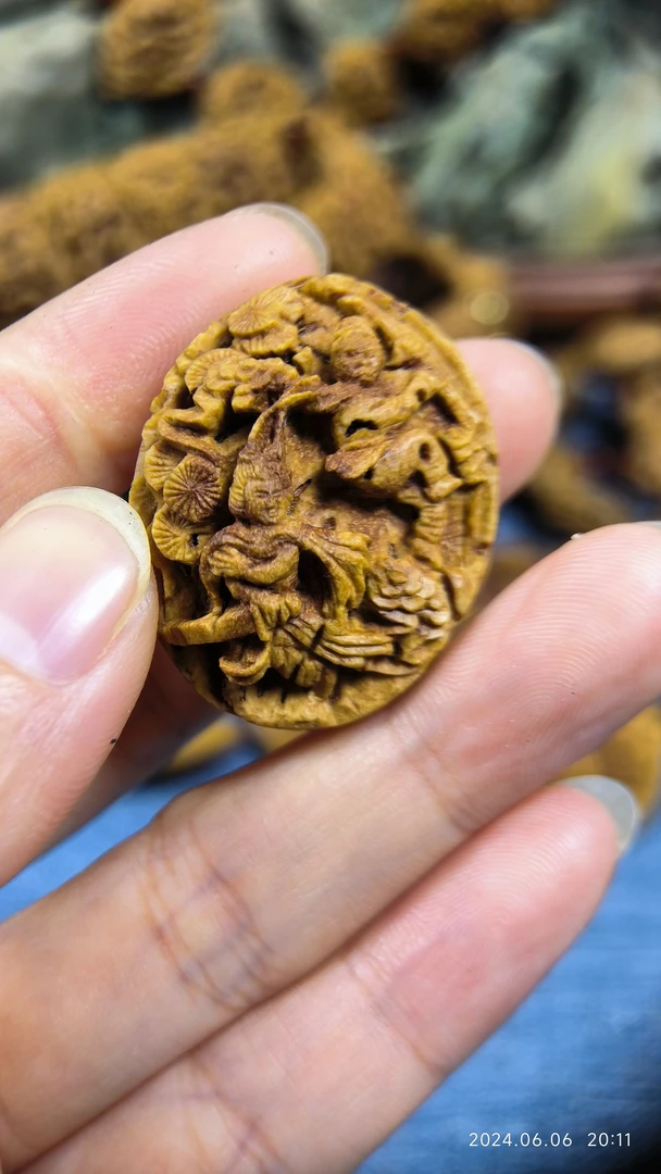 桃核雕刻西游记主题三打白骨精纯刀工精工细作非遗传承