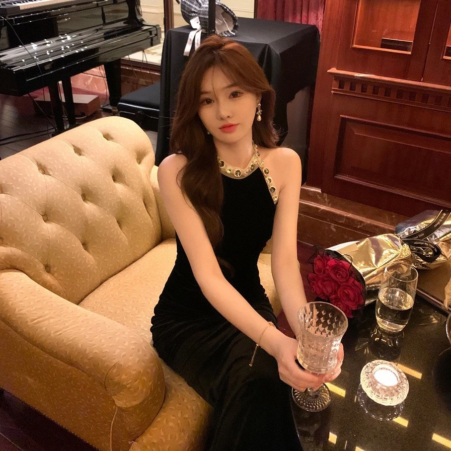 【星夜女神】轻奢品设计师丝绒钉珠挂脖气质名媛年会聚会小礼服